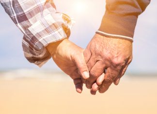 Die Liebe zu sich selbst finden? Auch eine in die Jahre gekommene Beziehung kann durchaus wieder belebt werden, wenn man denn nur möchte. Bildquelle: © Shutterstock.com