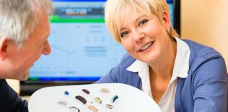 Keine Angst vorm Hörgerät Hörgeräte ermöglichen eine Teilnahme am aktiven Leben. Bildquelle: © istock.com/kzenon