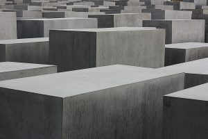 Bis heute soll das Mahnmal in Berlin an die Millionen Menschen erinnern die dem Holocaust der Nazis zum Opfer fielen. Bildquelle: pixabay.de