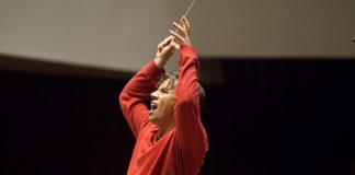 Kristjan Järvi – ein Dirigent der bunten Moderne Kristjan Järvi wuchs mit Musik auf und mischt heute in seiner Arbeit als Dirigent verschiedenste Stile. Bildquelle: Franck Ferville