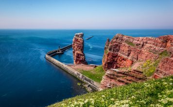 Helgoland – „Die lange Anna“ und Deutschlands kleinstes Naturschutzgebiet "Die lange Anna" ist das Wahrzeichen der Insel Helgoland. Bildquelle: Shutterstock.com