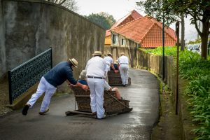 Die berühmten Korbschlitten von Funchal. Bildquelle: Shutterstock.com