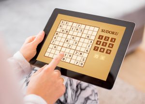 Das uralte Konzentrations- und Zahlenspiel Sudoku lässt sich ganz wunderbar auch auf dem Tablet spielen. Bildquelle: shutterstock.com