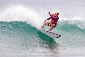 Surfen ist keine Frage des Alters. Bildquelle: ChameleonsEye/Shutterstock.com