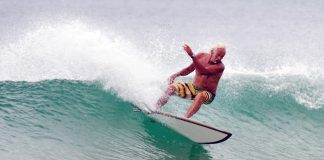 Senioren Surfen – Das Leben ist eine Welle… Surfen ist keine Frage des Alters. Bildquelle: ChameleonsEye/Shutterstock.com