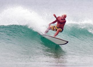 Senioren Surfen – Das Leben ist eine Welle… Surfen ist keine Frage des Alters. Bildquelle: ChameleonsEye/Shutterstock.com
