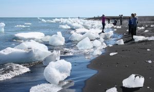 Das Eis des Vatnajökull wird eindrucksvoll an die Küste gespült. Quelle: pixabay.de