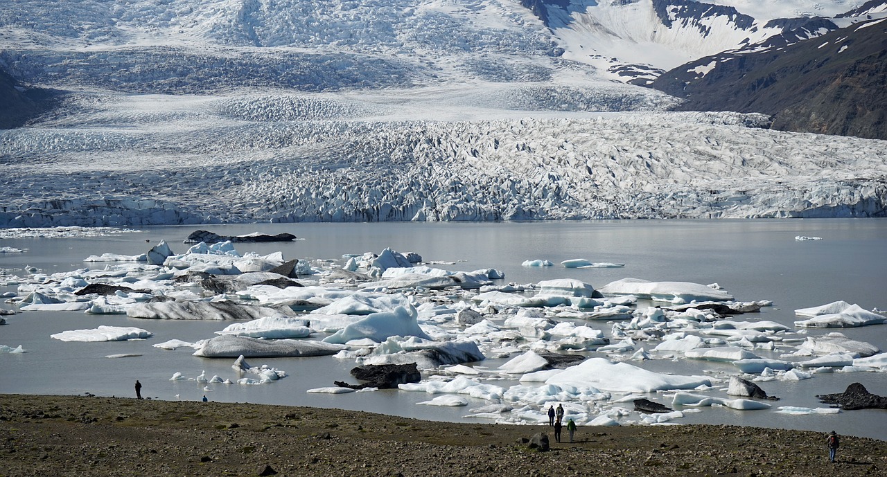 Das Eis des Vatnajökull wird eindrucksvoll an die Küste gespült. Quelle: pixabay.de
