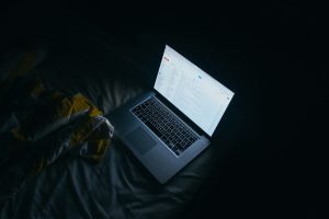 Vor dem schlafen gehen noch die Emails checken, oder aus dem Bett Fernsehn? Für eine gute Nacht sollten Sie das lassen. Bildquelle: pixabay.de