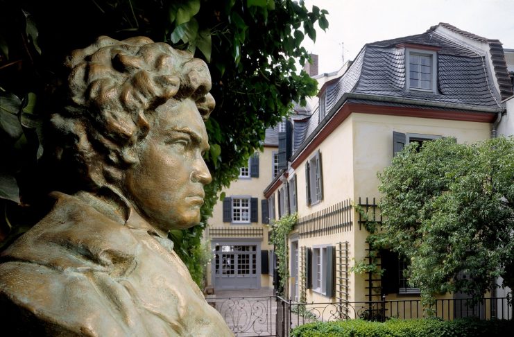 Beethoven Haus in Bonn Im Garten des Beethoven Haus in Bonn steht eine Büste des berühmten Komponisten. Bildquelle: Beethoven Haus