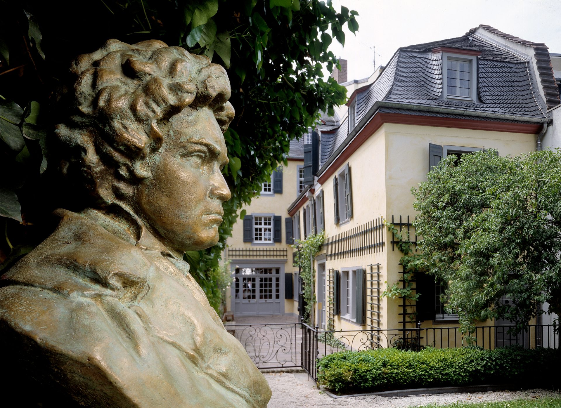 Im Garten des Beethoven Haus in Bonn steht eine Büste des berühmten Komponisten. Bildquelle: Beethoven Haus