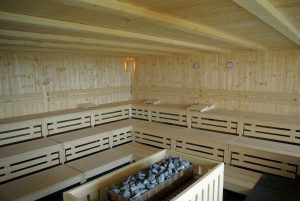 Saunaanfänger sollten sich in der finnischen Sauna nach unten setzen. Quelle: pixapay.de