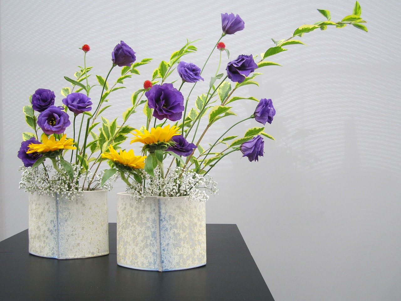 Beim Ikebana stehen weniger die Farben, als die Anordnung der Blumen im Mittelpunkt. Bildquelle: pixelio.de