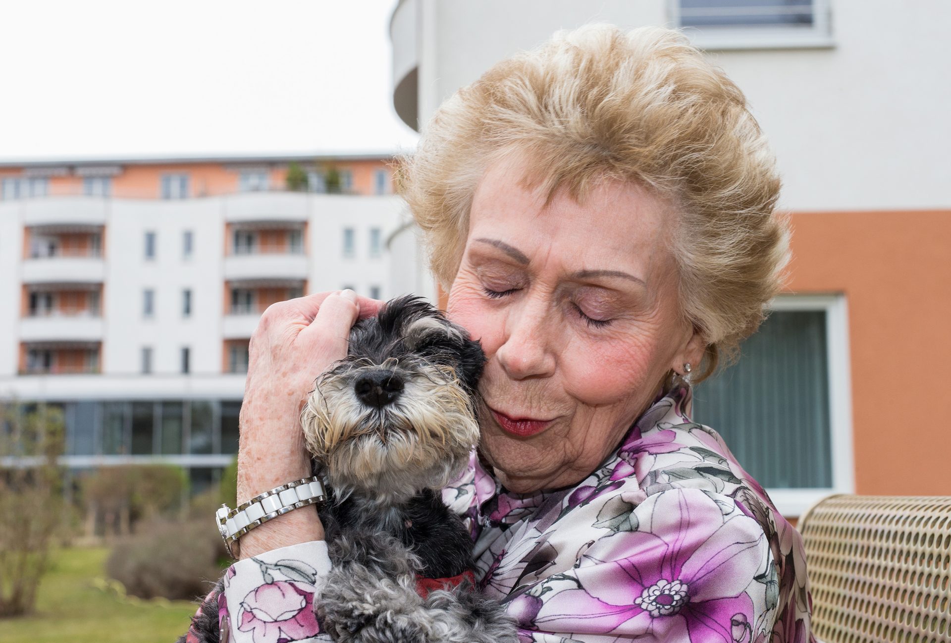 Fotograf Werner Krüper porträtiert Senioren und ihre vierbeinigen Lieblinge. Bildquelle: wernerkrueper.de