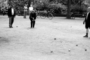 Im Sommer kann man in den deutschen Parks häufig Leute beim Boule spielen beobachten. Quelle: pixabay.de