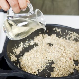 Kochen mit Quinoa ist relativ leicht. Probieren Sie es selbst, mit unserem Quinoa-Pilz-Gericht! Quelle: shutterstock.com