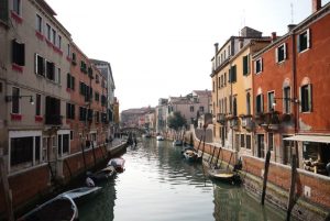 In dieser malerischen Gasse liegt die Biennale-Unterkunft in Venedig. Bildquelle: cinqueitalia.de