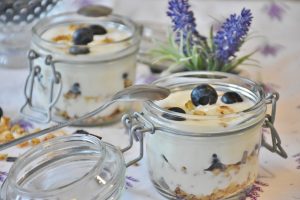 Doch nicht nur Kuhmilch ist tabu. Wer unter einer Laktoseintoleranz leidet muss auch auf Joghurt verzichten. Quelle: pixabay.de