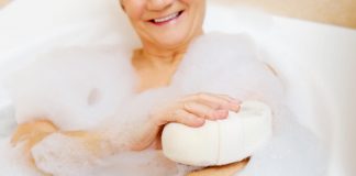 Barrierefreies Bad: Was gibt es zu beachten? Ein Bad in dem man "alt" werden kann, ist wohl der Traum eines jeden von uns. Bildquelle: shutterstock.com