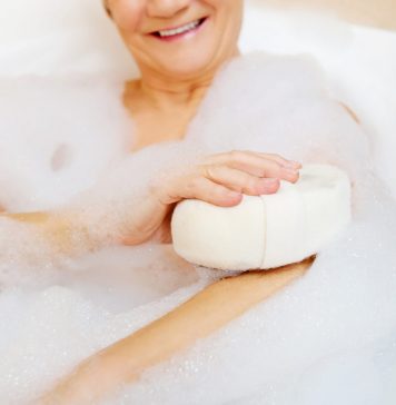 Das Problem hinter der Badewanne – Dienstleistungen zum Thema “Wohnen im Alter” Ein Bad in dem man "alt" werden kann, ist wohl der Traum eines jeden von uns. Bildquelle: shutterstock.com