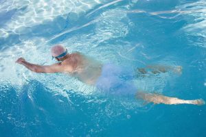 In Ruhe seinen Bahnen ziehen und Körper und Geist fit halten - das ist Schwimmen. Bildquelle: Shutterstock.com