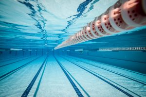 Ab Mai eröffnen die Freibäder wieder und laden zum Schwimmen an der frischen Luft ein. Bildquelle: Shutterstock.com