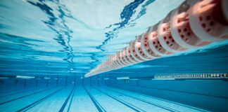 Schwimmen – am besten draußen! Ab Mai eröffnen die Freibäder wieder und laden zum Schwimmen an der frischen Luft ein. Bildquelle: Shutterstock.com