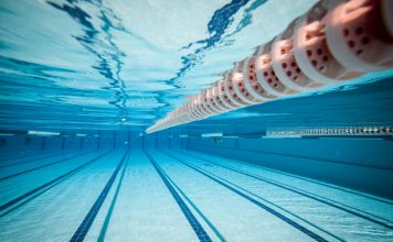 Schwimmen – am besten draußen! Ab Mai eröffnen die Freibäder wieder und laden zum Schwimmen an der frischen Luft ein. Bildquelle: Shutterstock.com