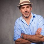 Das klassische blaue Hemd lässt sich ganz vielfältig kombinieren und sieht immer gut aus. Bildquelle: © Shutterstock.com
