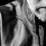 Eine Lederjacke ist in jedem Alter ein tolles Kleidungsstück für den Herrn. Bildquelle: Shutterstock.com