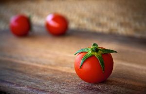 Tomaten und Möhren enthalten wertvolle Carotinoide wie z. B. ß-Carotin oder Lycopin. Bildquelle: Pixabay.de