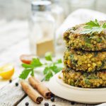 Lecker und gut für die grauen Zellen: Hirse-Frikadellen mit Gemüsesoße. Bildquelle: shutterstock.com