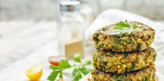 “Fit im Kopf” mit: Hirse-Frikadellen mit Gemüsesoße Lecker und gut für die grauen Zellen: Hirse-Frikadellen mit Gemüsesoße. Bildquelle: shutterstock.com