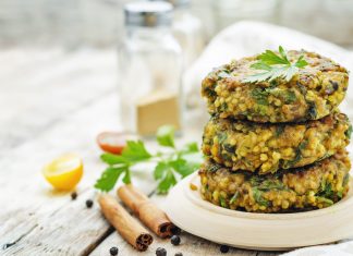 “Fit im Kopf” mit: Hirse-Frikadellen mit Gemüsesoße Lecker und gut für die grauen Zellen: Hirse-Frikadellen mit Gemüsesoße. Bildquelle: shutterstock.com