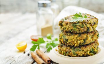 “Fit im Kopf” mit: Hirse-Frikadellen mit Gemüsesoße Lecker und gut für die grauen Zellen: Hirse-Frikadellen mit Gemüsesoße. Bildquelle: shutterstock.com