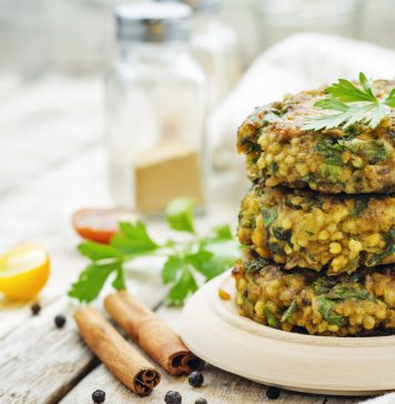 “Fit im Kopf” mit: Hirse-Frikadellen mit Gemüsesoße Lecker und gut für die grauen Zellen: Hirse-Frikadellen mit Gemüsesoße. Bildquelle: shutterstock.com