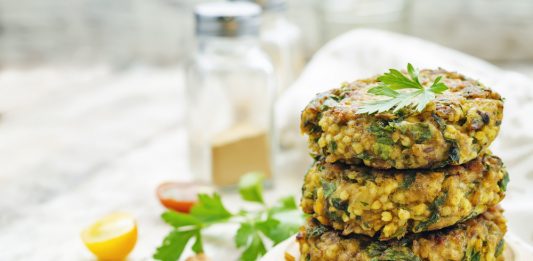 Lecker und gut für die grauen Zellen: Hirse-Frikadellen mit Gemüsesoße. Bildquelle: shutterstock.com