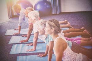 Gönnen Sie sich und vor allem ihrem Körper Auszeiten und schaffen Sie sich Kraftquellen wie z. B. beim Yoga. Bildquelle: © Shutterstock.com