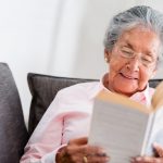 In eine Geschichte eintauchen ist ein großer Genuss – auch im Alter! Bildquelle: Shutterstock.com