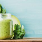 Die Farben Grün und Gelb prägen Ostern. Warum also nicht auch einmal ein grüner Smoothie?! Bildquelle: Shutterstock.com