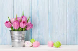 Bunte Blumen lassen darüber hinaus eine tolle Osterstimmung entstehen. Bildquelle: Shutterstock.com