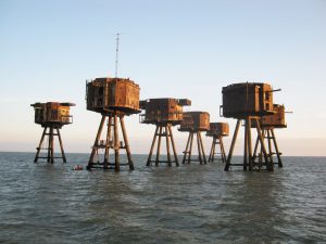 Geisterhaft ragen die alten Verteidigungstürme von Maunsell Forts aus dem Meer. Bildquelle: facebook.com/Project.Redsand