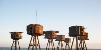 Maunsell Forts: Eine britische Seefestung als Ausflugsziel Geisterhaft ragen die alten Verteidigungstürme von Maunsell Forts aus dem Meer. Bildquelle: facebook.com/Project.Redsand