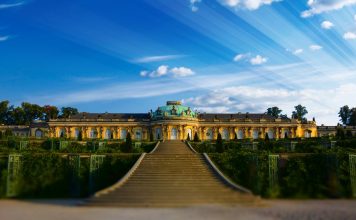Das Schloss Sanssouci in Potsdam Das Schloss Sanssouci in Potsdam lässt sich leicht mit einem Hauptstadtbesuch verbinden. Bildquelle: Pixabay.de