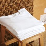 Karo, Streifen, Muster oder doch einfach schlicht weiß? Welches T-Shirt in dieser Saison das Richtige ist, erfahren Sie hier. Bildquelle: shutterstock.com