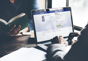 Facebook und Youtube - die beiden Giganten in der Welt der Sozialen netzwerke. Bilsquelle: Rawpixel.com/Shutterstock.com