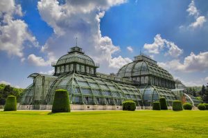 Auch das imposante Gewächshaus im Garten des Wiener Schloss Schönbrunn ist einen Besuch wert. Bildquelle: pixabay.de