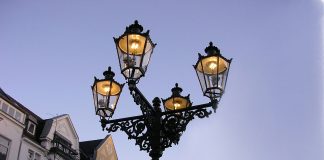 Das romantische Licht der Gaslaternen Gaslaterne Typ Alt-Düsseldorfer in Düsseldorf-Oberkassel. Bildquelle: Thomas Schmitz/www.gaslicht.de