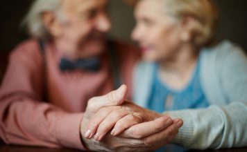 Die klassische Kontaktanzeige – ja, sie gibt es noch! Die gute alte Kontaktanzeige - Angelika Mohrig hat es gewagt und Erfolg gehabt. Bildquelle: shutterstock.com