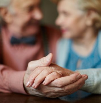 Die klassische Kontaktanzeige – ja, sie gibt es noch! Die gute alte Kontaktanzeige - Angelika Mohrig hat es gewagt und Erfolg gehabt. Bildquelle: shutterstock.com